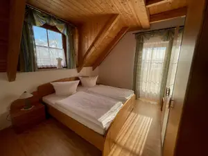 Eines unserer Schlafzimmer mit erhöhten Betten Eines unserer Schlafzimmer mit erhöhten Betten