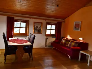 Platz zum Essen und gemütlichen Sitzen auf der Couch