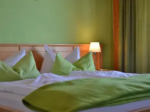 Zimmer "Blumenwiese" mit Terrasse und Blick auf Berge und Schloß Neubeuern