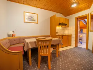 Familienzimmer 50 - Ess-Ecke mit Küchenzeile