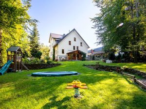 Garten mit Spielmöglichkeiten und Barfusspfad