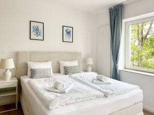 Doppelbett mit Ausblick auf den Hafen