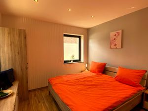 Schlafzimmer mit Doppelbett mit elektrisch verstellbaren Lattenrosten.