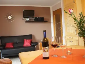 Couch und TV-Wand im Wohn- Essbereich