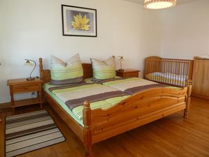 Schlafzimmer 1, mit Kinderbett