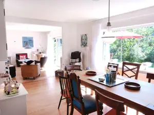 Esstisch und Wohnzimmer im Ferienhaus Koggenhüs in Norddorf auf Amrum Esstisch und Wohnzimmer im Ferienhaus Koggenhüs in Norddorf auf Amrum