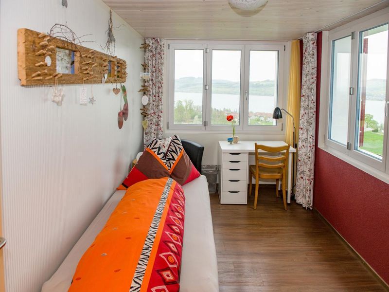 helles Einbettzimmer mit Etagenbad und Seesicht