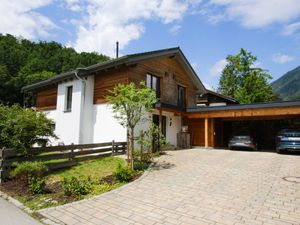 Außenansicht mit Carport