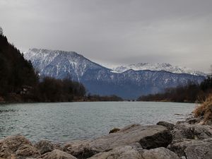 Der Inn mit Blick auf das Kaisergebirge