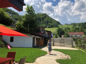 Terrasse mit Blick auf das Freizeitgebiet Hocheck