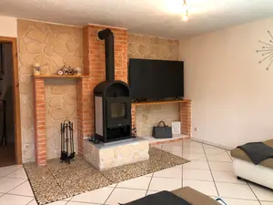 Gemütliches Wohnzimmer mit Kaminofen