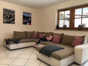 Gemütliche Sitzecke vor dem Kamin