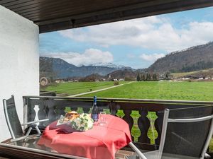 Blick vom eigenen Balkon in die umliegenden Berge