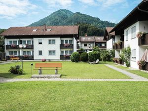 Ferienwohnanlage-Oberaudorf-Gemeinschaftsflächen-Garten-Wildbarren