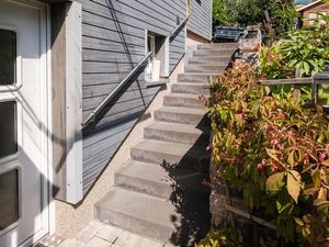 Außenansicht des Gebäudes. Eigene Haustür zur Ferienwohnung