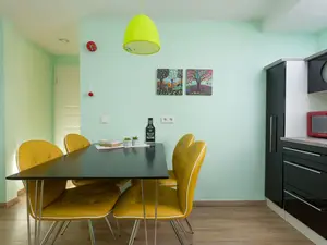 Küchenzeile und Wohnraum