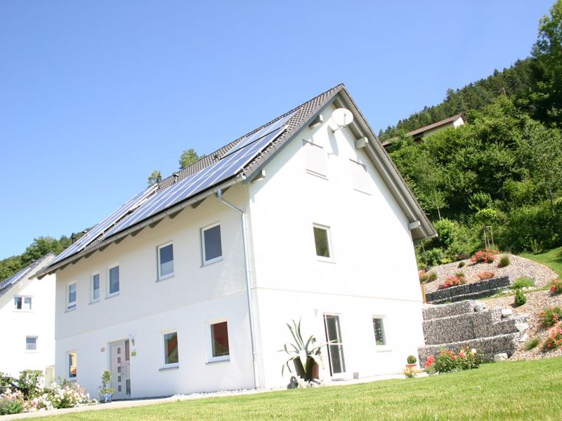 Hausansicht mit Blick auf den Garten