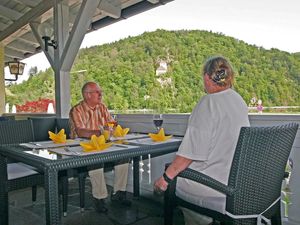 Kaffeeterrasse mit Blick zur Donau und Burg Krempelstein