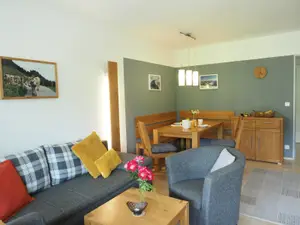 Haus Adrian: Wohn-Esszimmer