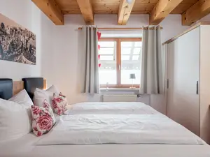 Schlafzimmer mit Doppelbett