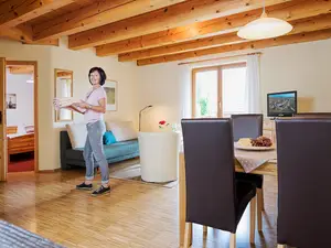 Wohnzimmer mit Essbereich und Küchenzeile