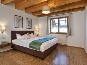 Schlafzimmer mit Doppelbett