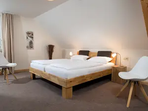 Schlafzimmer mit Doppelbett