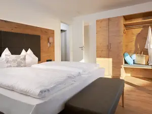 Schlafzimmer mit Boxspringbett