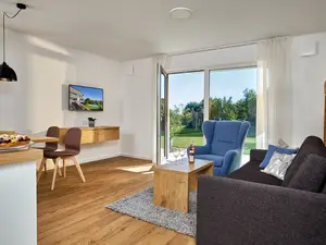 Wohn- und Esszimmer mit Gartenzugang