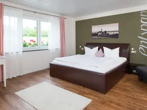 Schlafzimmer mit Doppelbett