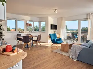 Wohn- und Esszimmer mit Zugang zum Balkon