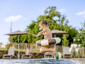 Kinder baden im Pool