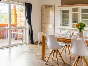 Fewo Schwalbennest: Wohnraum mit Küche