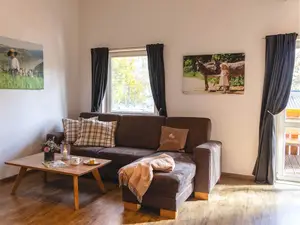 Fewo Schwalbennest: Wohnraum mit Küche