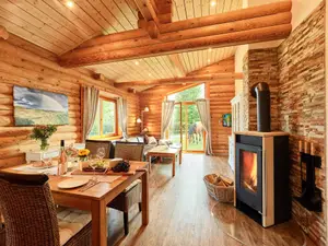 Ferienhaus Katz: Wohnraum mit Kaminofen