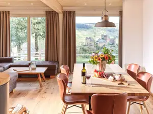 Rheinblick-Chalet: Wohnraum mit Esstisch