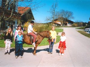 Kinder mit Pferd