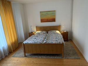 Gemütliches Schlafzimmer mit Nachtkästchen an beiden Bettseiten