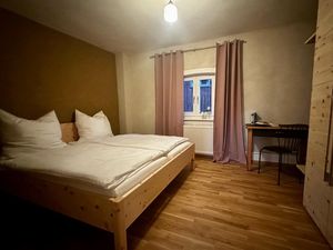 Schlafzimmer mit Doppelbett (1,80 x 2 m) und Kleiderschrank aus Zirbenholz