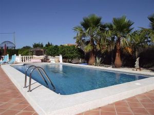 Der Pool hat eine Wasserfläche von 5 x 10m und besitzt eine Römische Treppe.