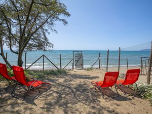 Der ausgestattete private Raum mit Blick auf den Strand und die Küste