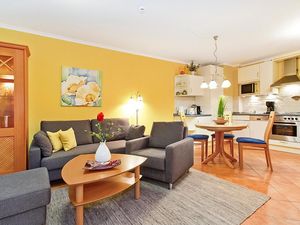 Wohn-Essbereich mit Couch und Küchenzeile