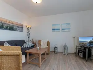 Wohn-Essbereich mit Couch und Flatscreen-TV Wohn-Essbereich mit Couch und Flatscreen-TV
