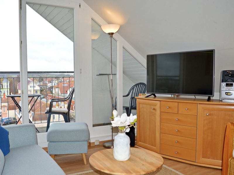 Wohnbereich mit Flatscreen TV und Zugang zum Balkon