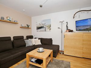 Wohnzimmer mit Sideboard und TV