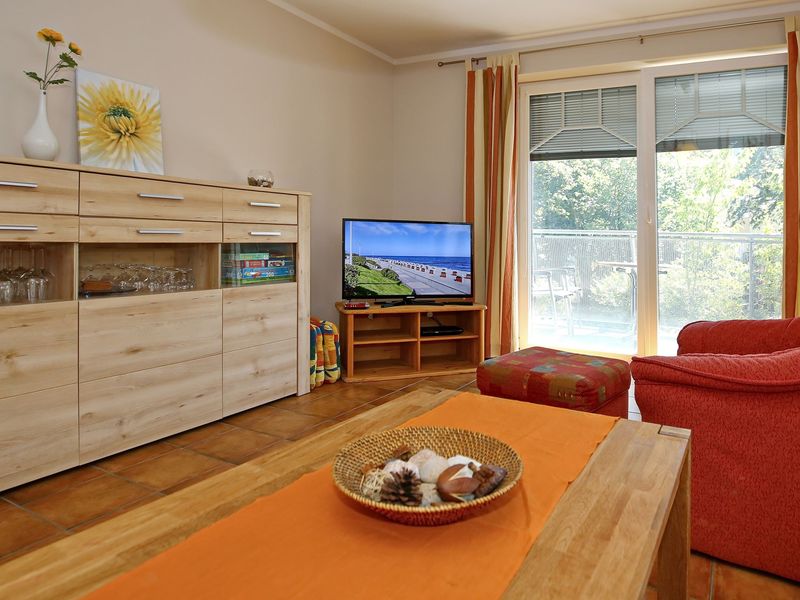 Wohnzimmer mit TV und Vitrinen Schrank