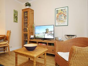 Wohnzimmer mit Schlafcouch und TV