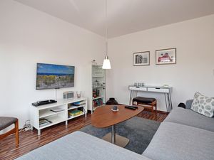 Wohnzimmer mit Sofa und TV