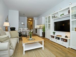 Wohnzimmer mit Schlafcouch und TV