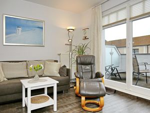 Wohnzimmer mit Schlafcouch und Sessel